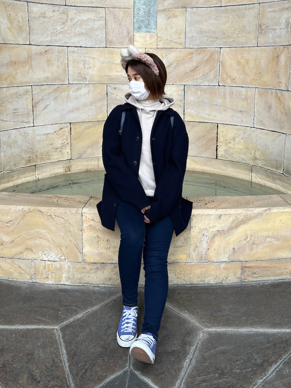 ブルー系のジャケット/アウター、ブルー系のデニムパンツ、ベージュ系のパーカーを着用したレディースの秋コーディネートの2枚目の写真