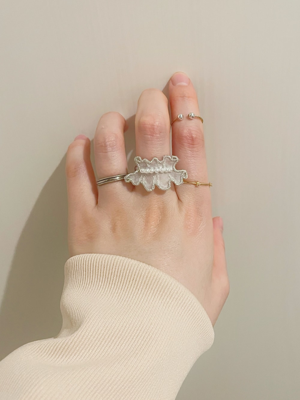 ベージュ系のスカート、ベージュ系のジャージ、ピンク系のショルダーバッグを着用したレディースの冬コーディネートの2枚目の写真