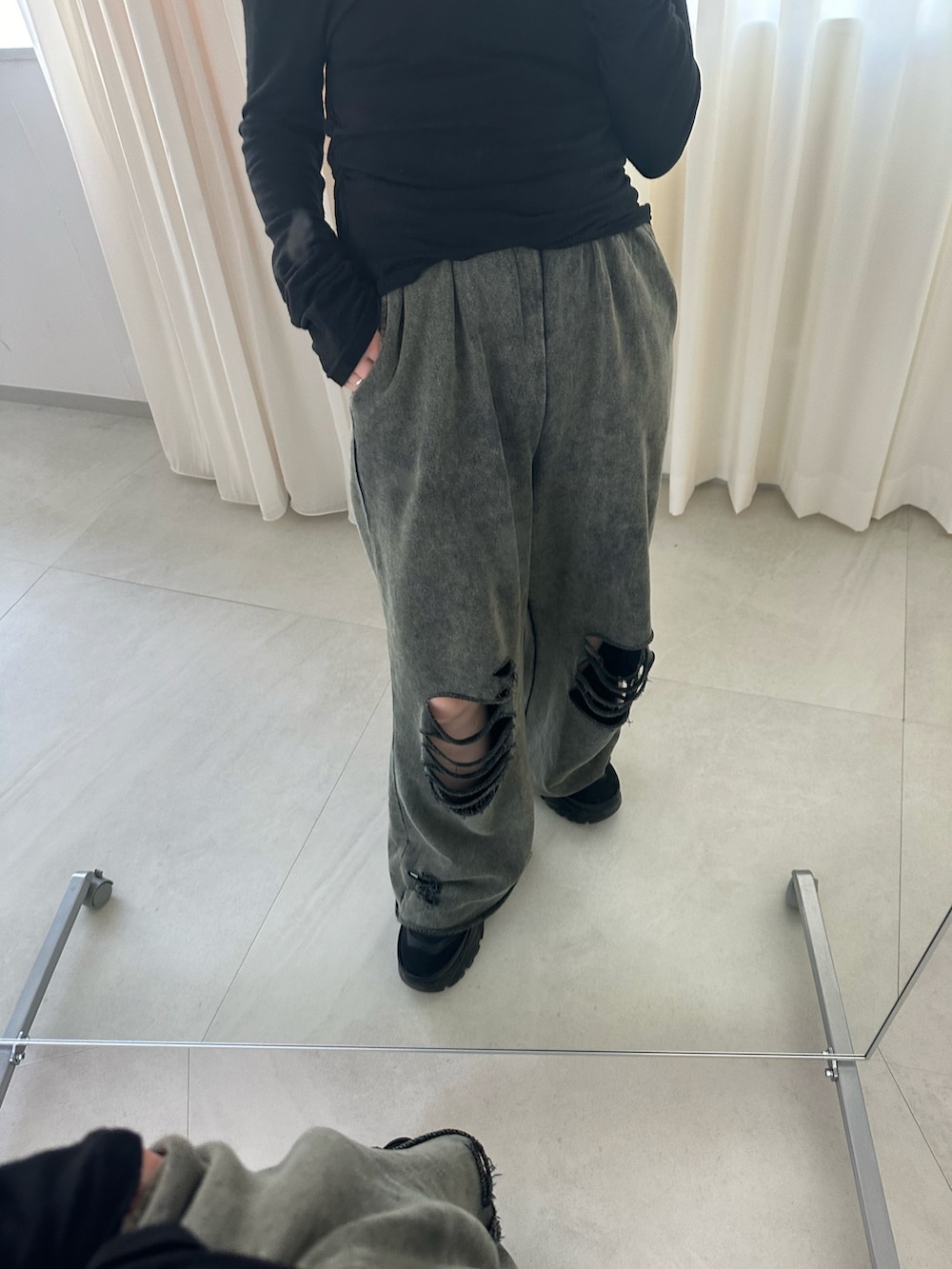 ブラック系のスウェットパンツ、ブラック系のTシャツ/カットソー、ブラック系のスニーカーを着用したレディースの春コーディネートの2枚目の写真