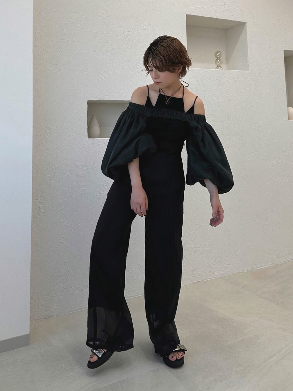 ブラック系のその他パンツ、グリーン系のドレス、ブラック系のキャミソールを着用したレディースの夏コーディネートの2枚目の写真