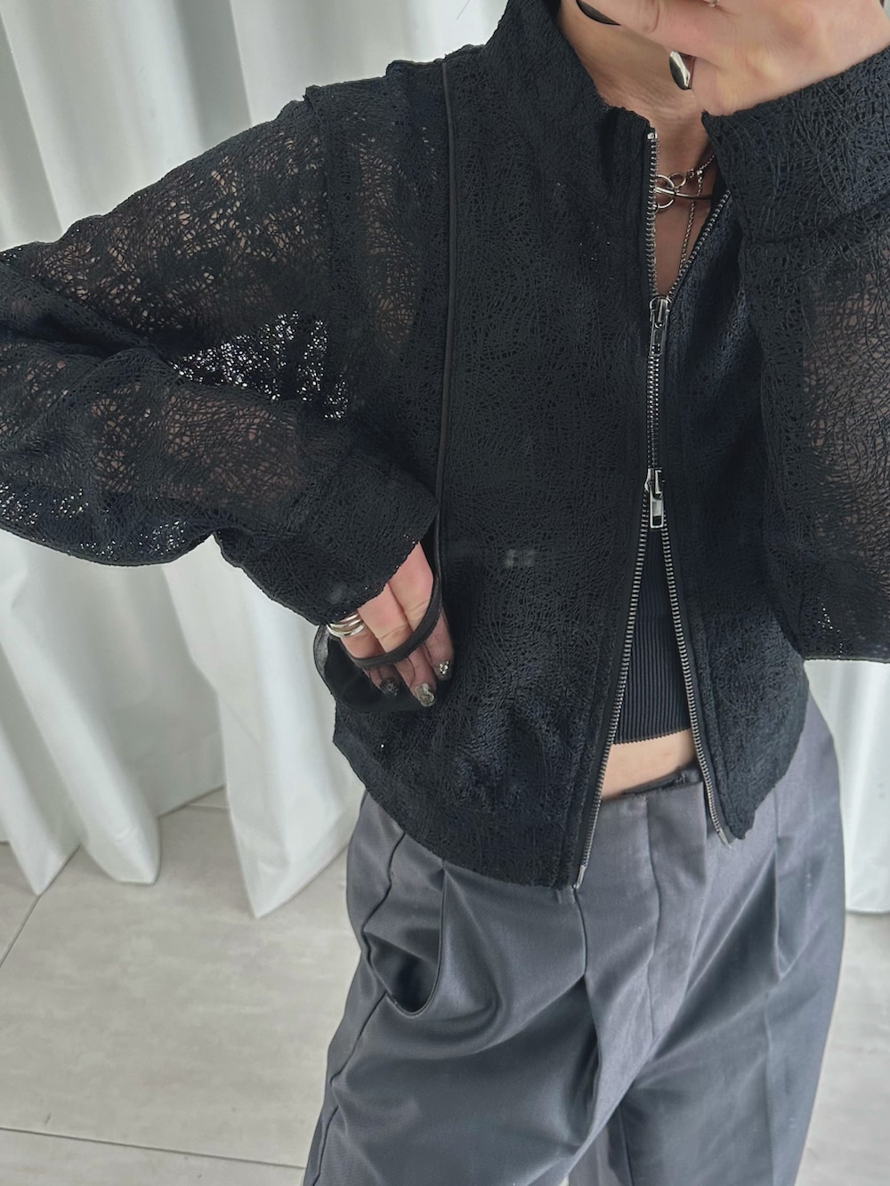 グレー系のつなぎ/オールインワン、ブラック系のブルゾン、その他のその他を着用したレディースの春コーディネートの3枚目の写真