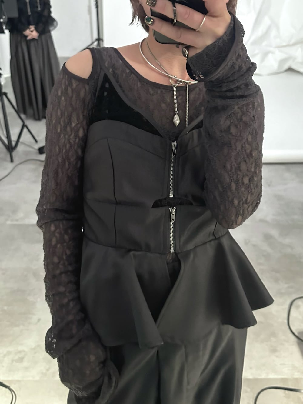 グレー系のつなぎ/オールインワン、グレー系のTシャツ/カットソーを着用したレディースの春コーディネートの2枚目の写真