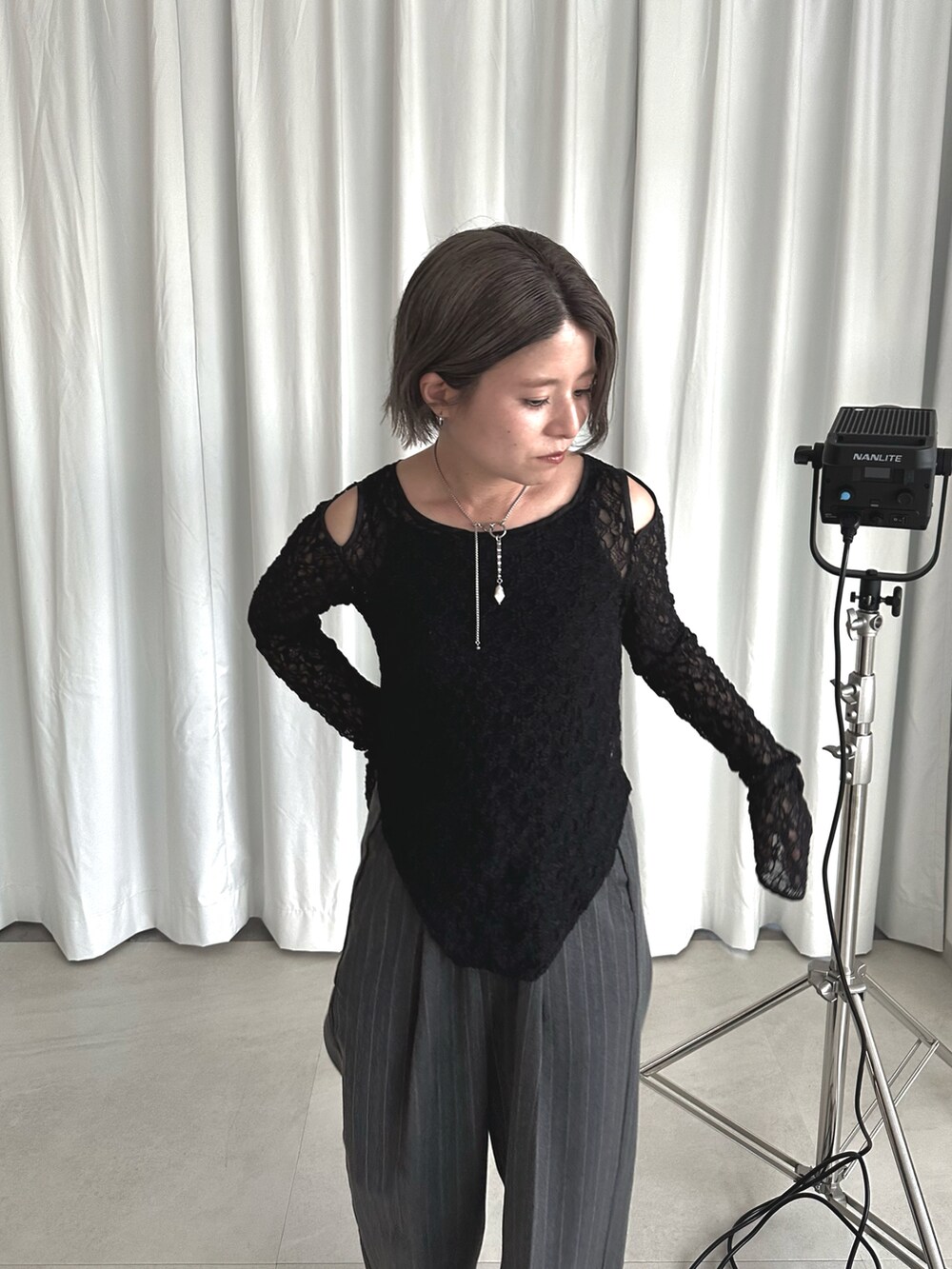 ブラック系のTシャツ/カットソー、グレー系のスラックス、その他のその他を着用したレディースの夏コーディネートの3枚目の写真