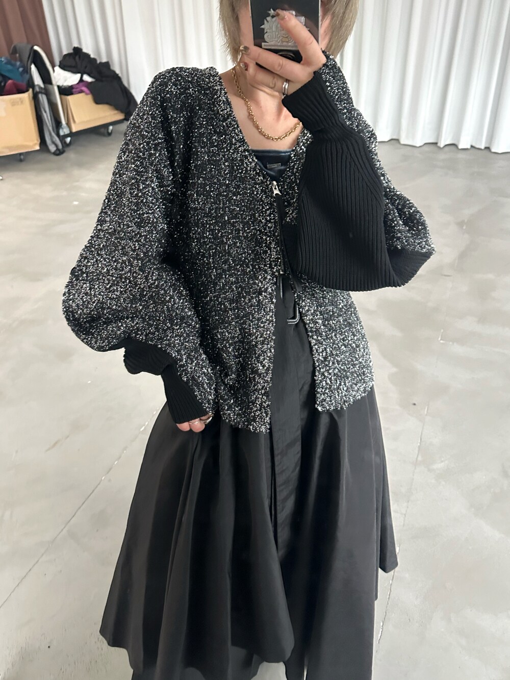 シルバー系のカーディガン/ボレロ、ブラック系のパンツ、ブルー系のTシャツ/カットソーを着用したレディースの秋コーディネートの3枚目の写真