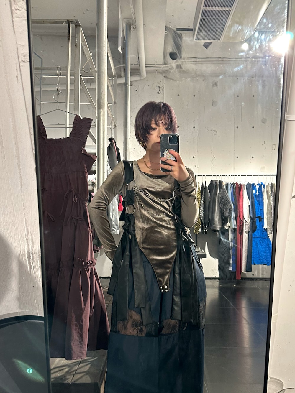 ブラック系のスニーカー、ブルー系のその他パンツ、ブラウン系のTシャツ/カットソーを着用したレディースの秋コーディネートの3枚目の写真