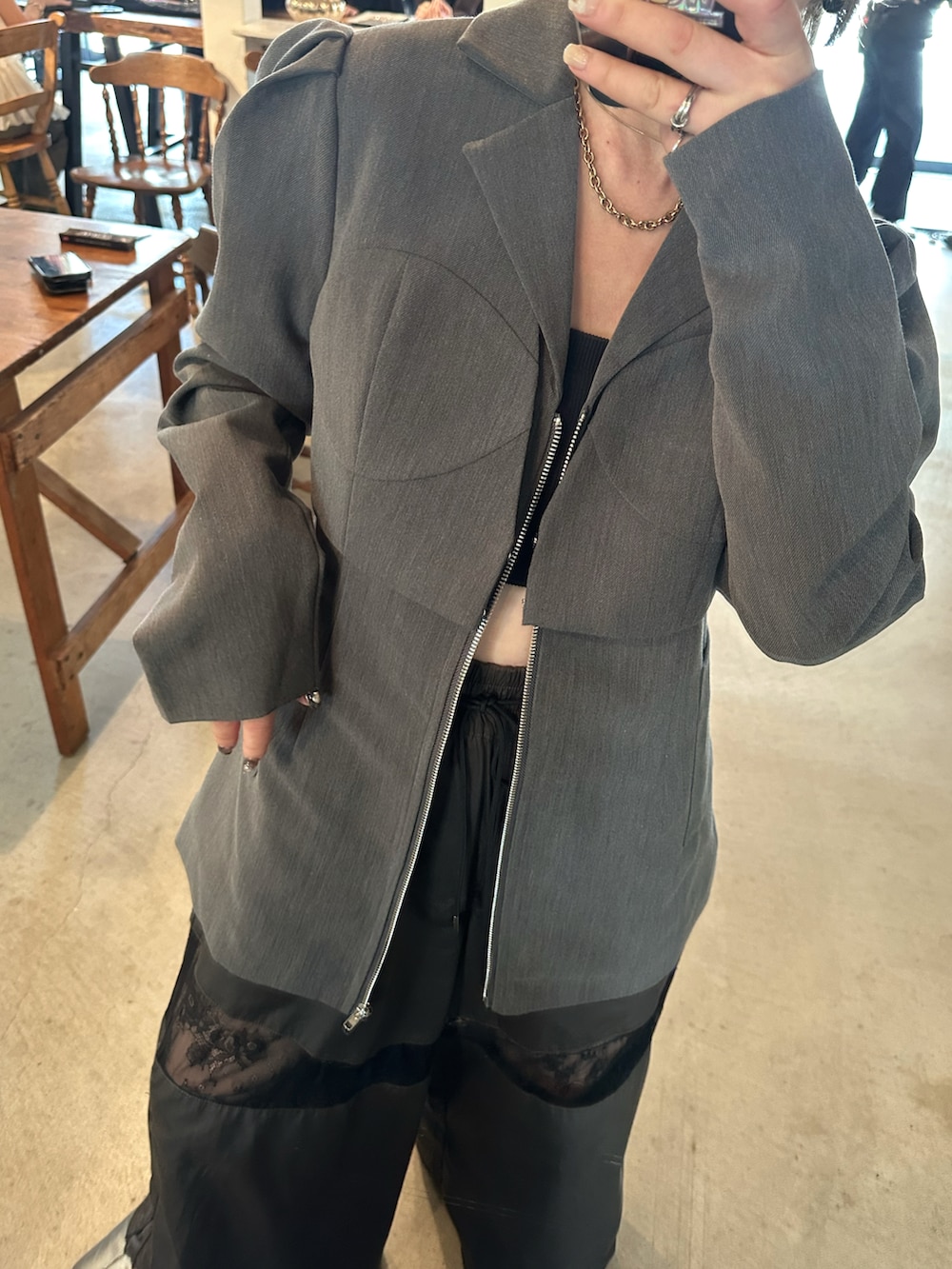 グレー系のテーラードジャケット、グレー系のその他パンツ、シルバー系のブーツを着用したレディースの秋コーディネートの2枚目の写真