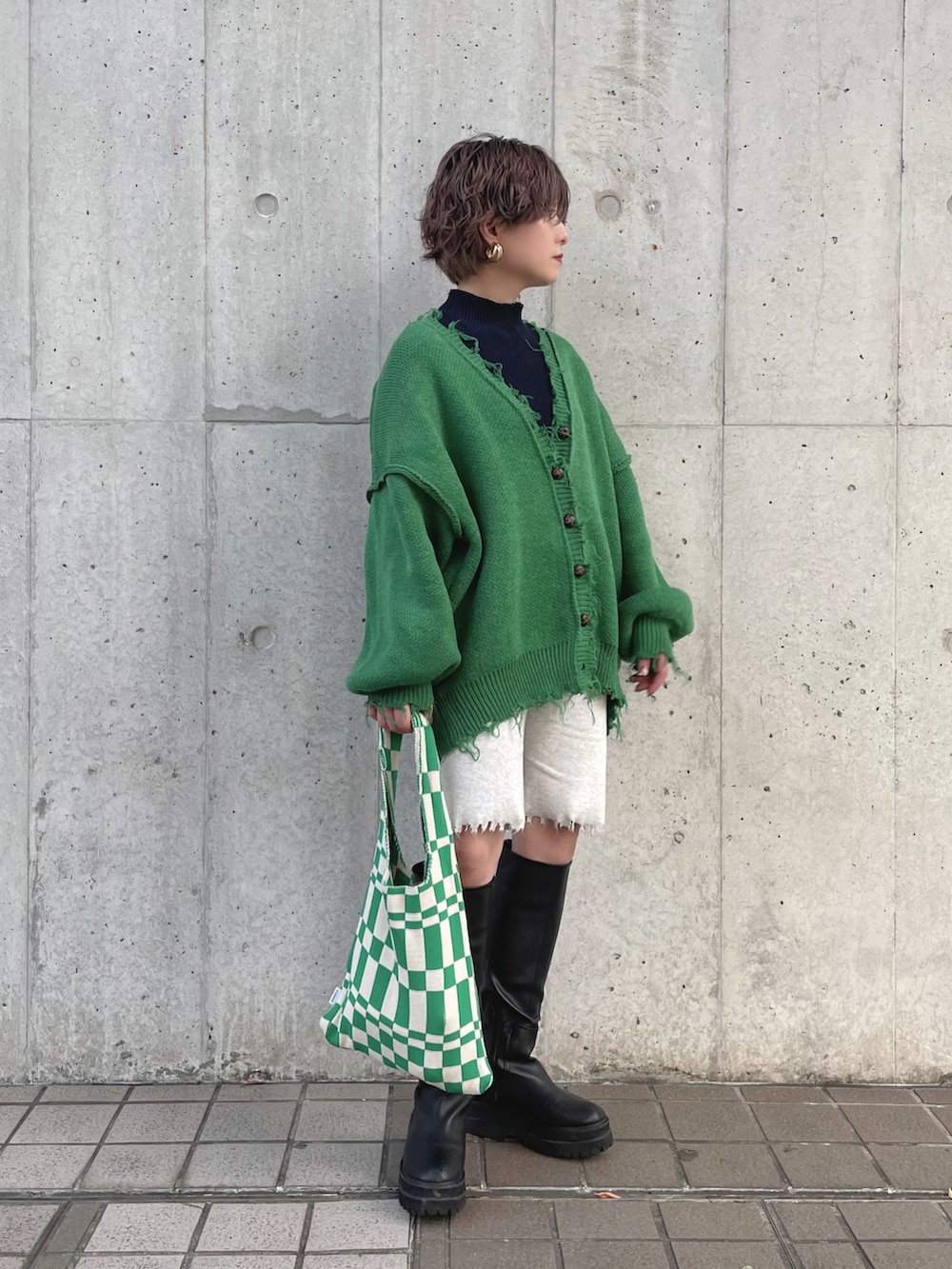 ブラウン系のジャケット/アウター、ブルー系のニット/セーター、グリーン系のカーディガン/ボレロを着用したレディースの冬コーディネートの2枚目の写真