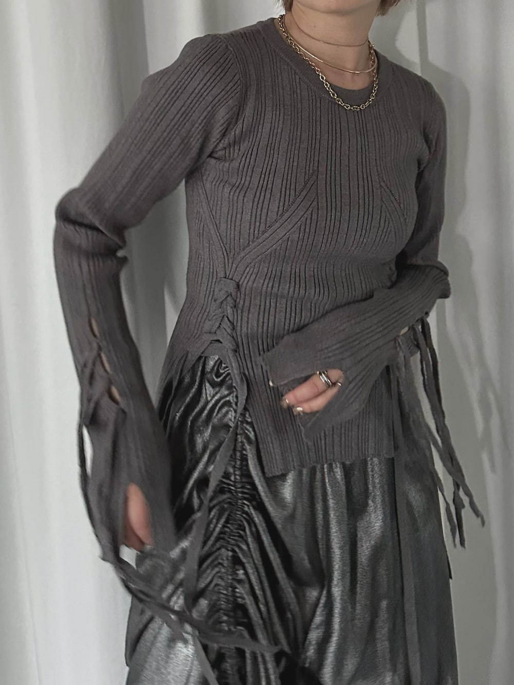 シルバー系のスカート、ホワイト系のニット/セーター、その他のその他を着用したレディースの秋コーディネートの2枚目の写真