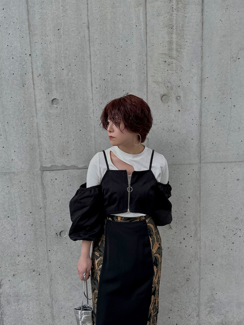 ブラック系のサンダル、ブラック系のスカート、シルバー系のショルダーバッグを着用したレディースの春コーディネートの4枚目の写真