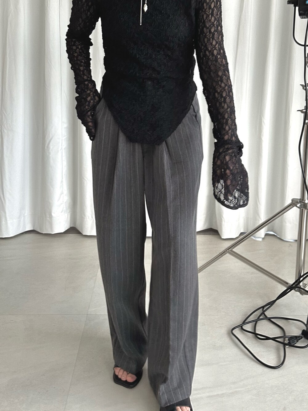 ブラック系のTシャツ/カットソー、グレー系のスラックス、その他のその他を着用したレディースの夏コーディネートの4枚目の写真