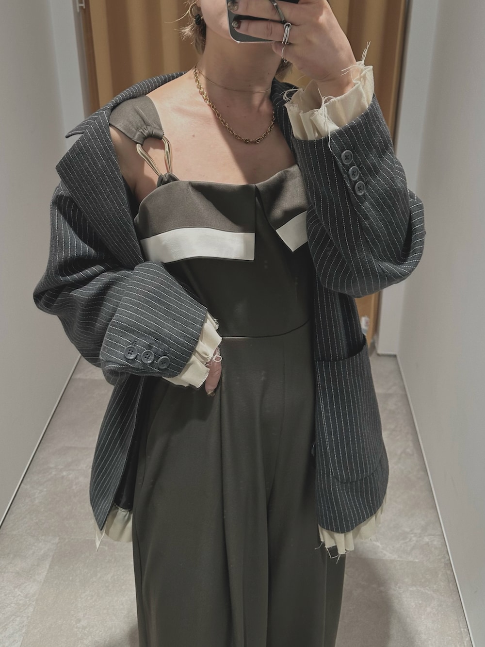 グリーン系のつなぎ/オールインワン、グレー系のテーラードジャケットを着用したレディースの秋コーディネートの2枚目の写真