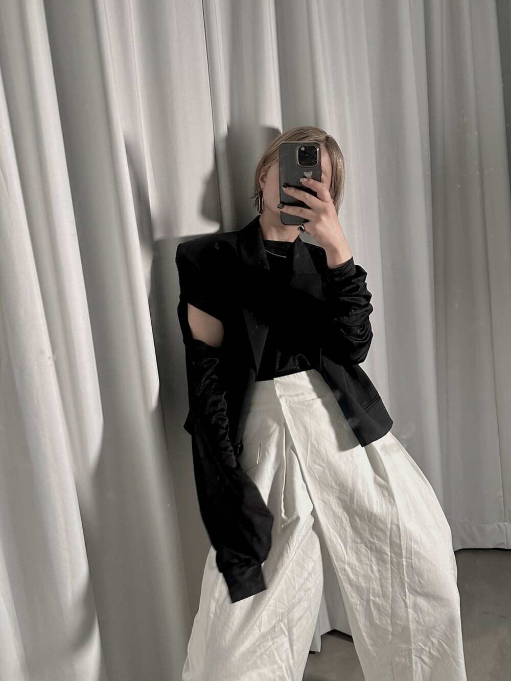 ホワイト系のその他パンツ、ブラック系のTシャツ/カットソー、ブラック系のベストを着用したレディースの秋コーディネートの2枚目の写真