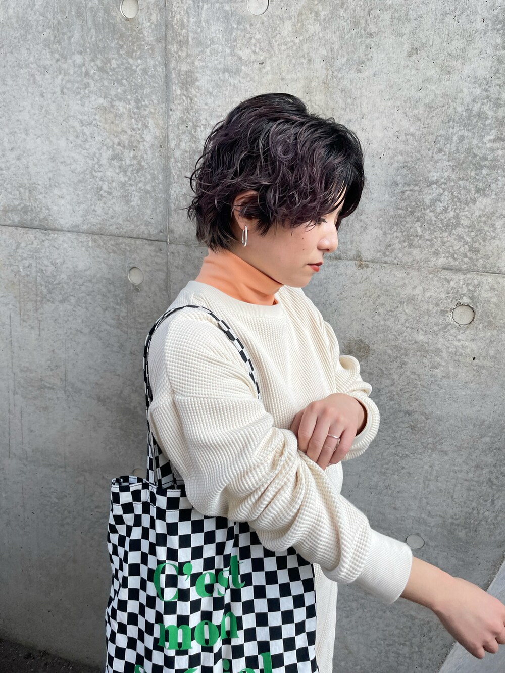 ピンク系のスニーカー、ホワイト系のデニムパンツ、ブラック系のトートバッグを着用したレディースの冬コーディネートの3枚目の写真