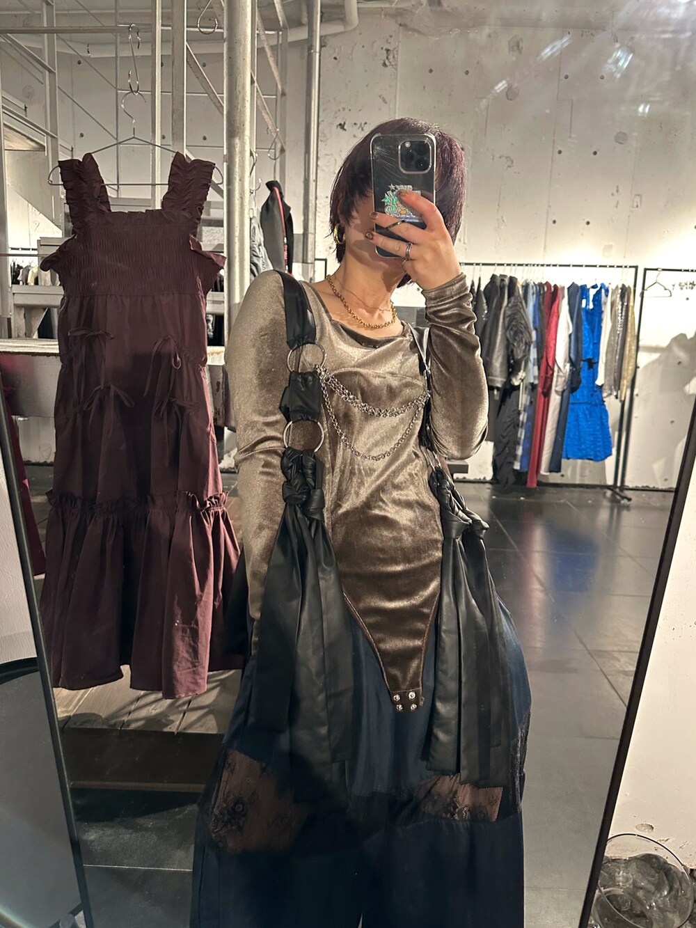 ブラック系のスニーカー、ブルー系のその他パンツ、ブラウン系のTシャツ/カットソーを着用したレディースの秋コーディネートの2枚目の写真