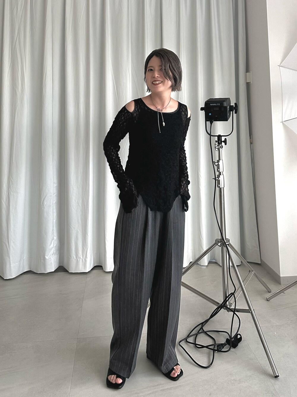 ブラック系のTシャツ/カットソー、グレー系のスラックス、その他のその他を着用したレディースの夏コーディネートの2枚目の写真