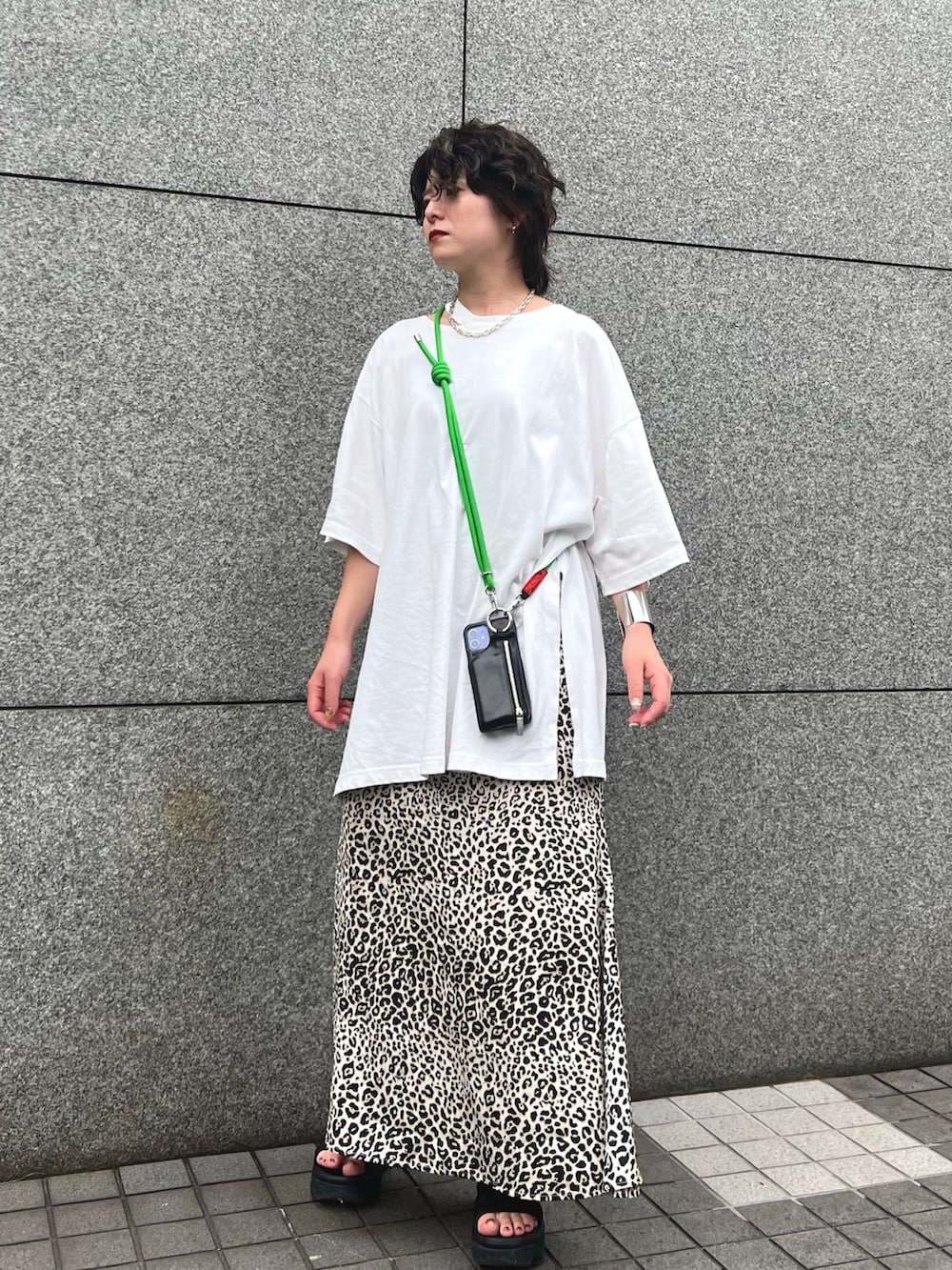 ブラック系のサンダル、ベージュ系のスカート、ホワイト系のTシャツ/カットソーを着用したレディースの夏コーディネートの2枚目の写真