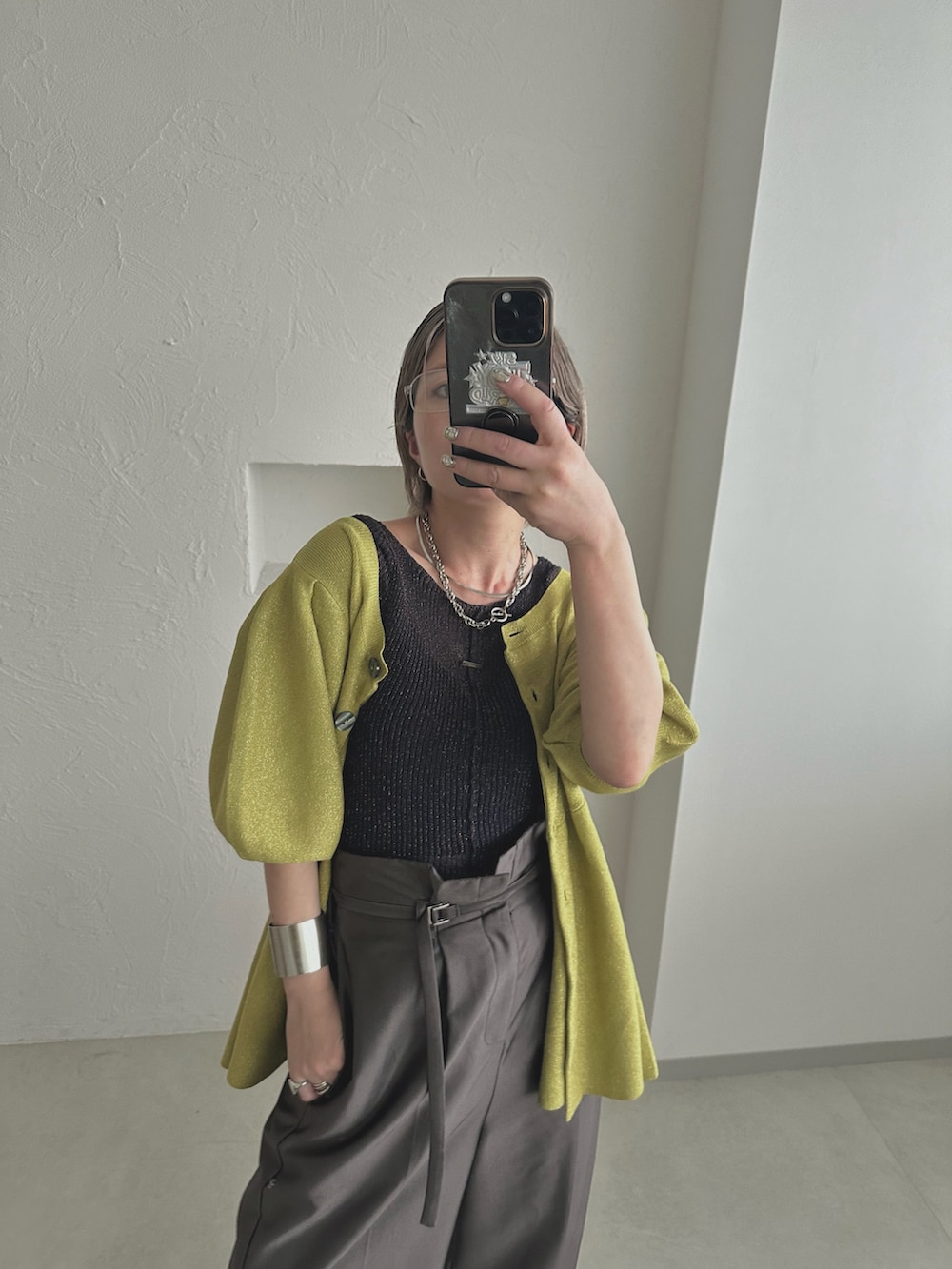 グリーン系のニット/セーター、その他のその他を着用したレディースの春コーディネートの2枚目の写真