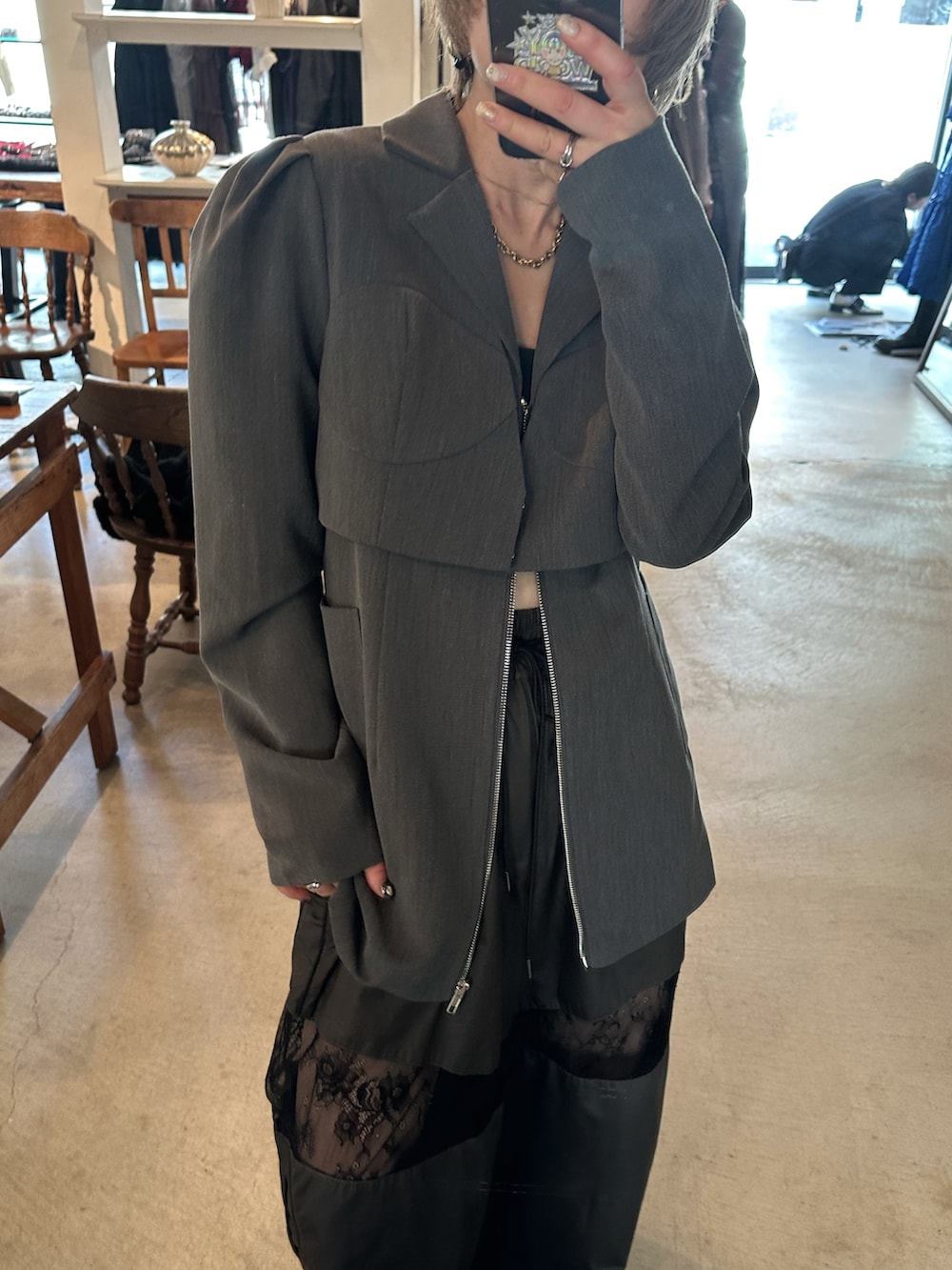 グレー系のテーラードジャケット、グレー系のその他パンツ、シルバー系のブーツを着用したレディースの秋コーディネートの3枚目の写真