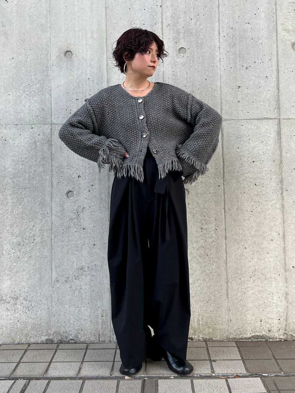 ブラック系のその他パンツ、ブラック系のワンピース/ドレス、その他のその他を着用したレディースの冬コーディネートの2枚目の写真