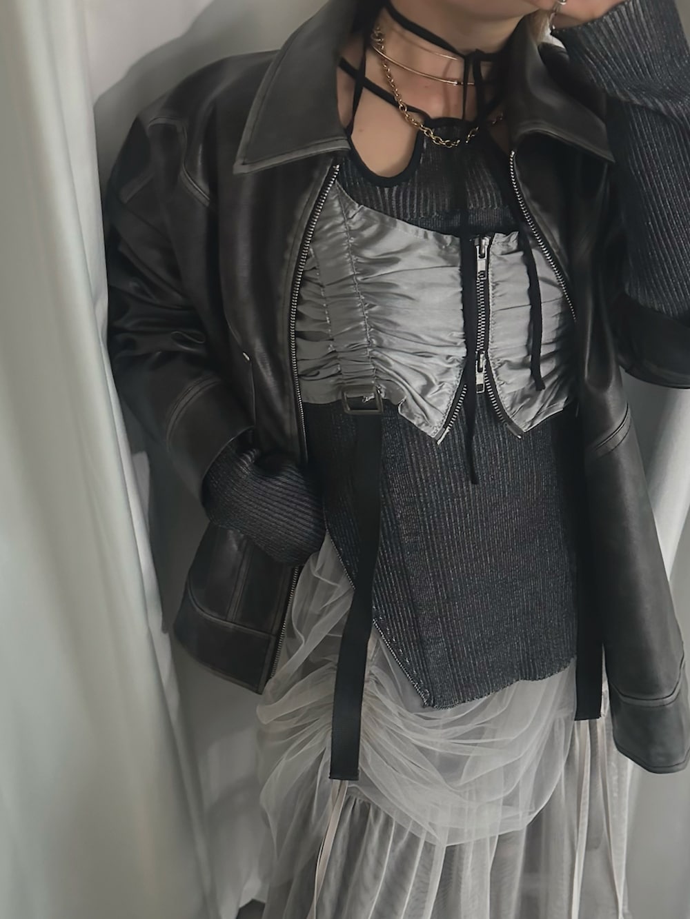 ブラック系のその他アウター、ブラック系のニット/セーター、シルバー系のベストを着用したレディースの秋コーディネートの2枚目の写真