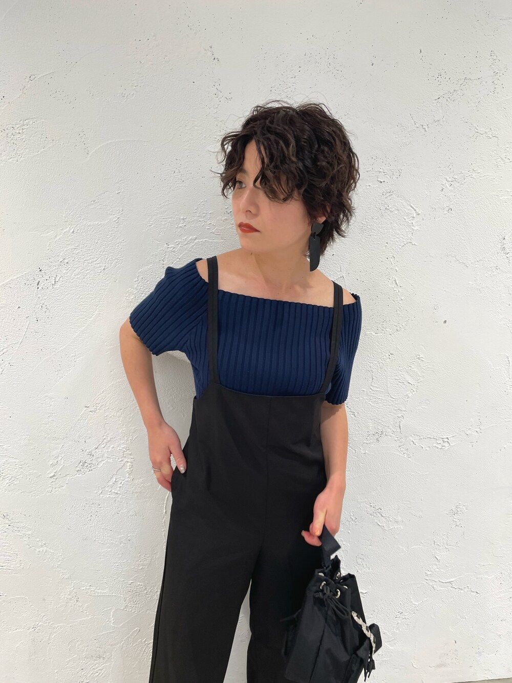 ブラック系のショルダーバッグ、ブラック系のサロペット/オーバーオール、ブラック系のサンダルを着用したレディースの春コーディネートの2枚目の写真