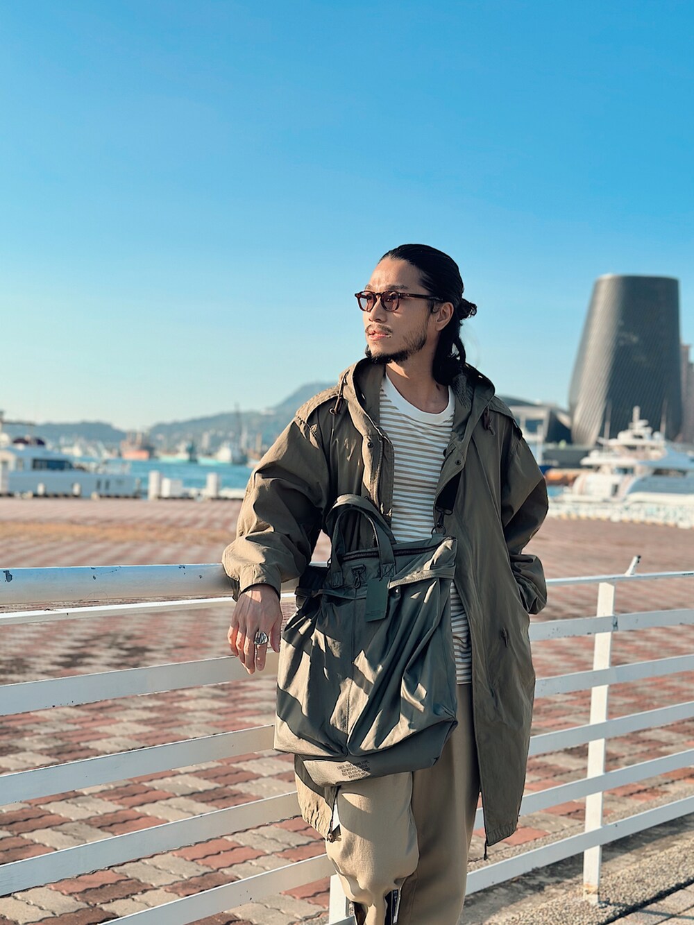 ブルー系のブーツ、グリーン系のトートバッグを着用したメンズの冬コーディネートの2枚目の写真