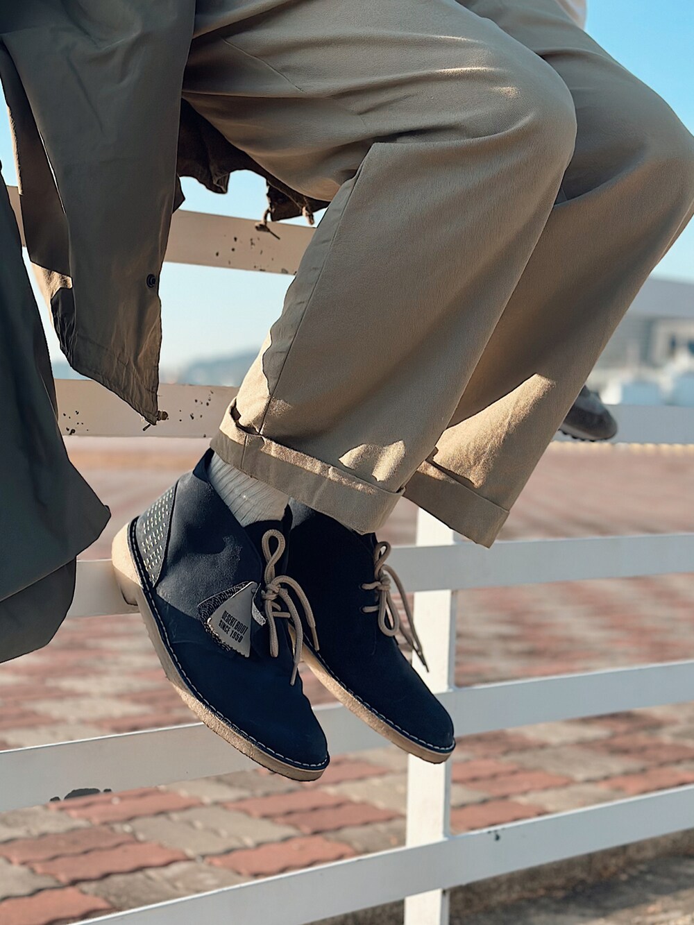 ブルー系のブーツ、グリーン系のトートバッグを着用したメンズの冬コーディネートの3枚目の写真