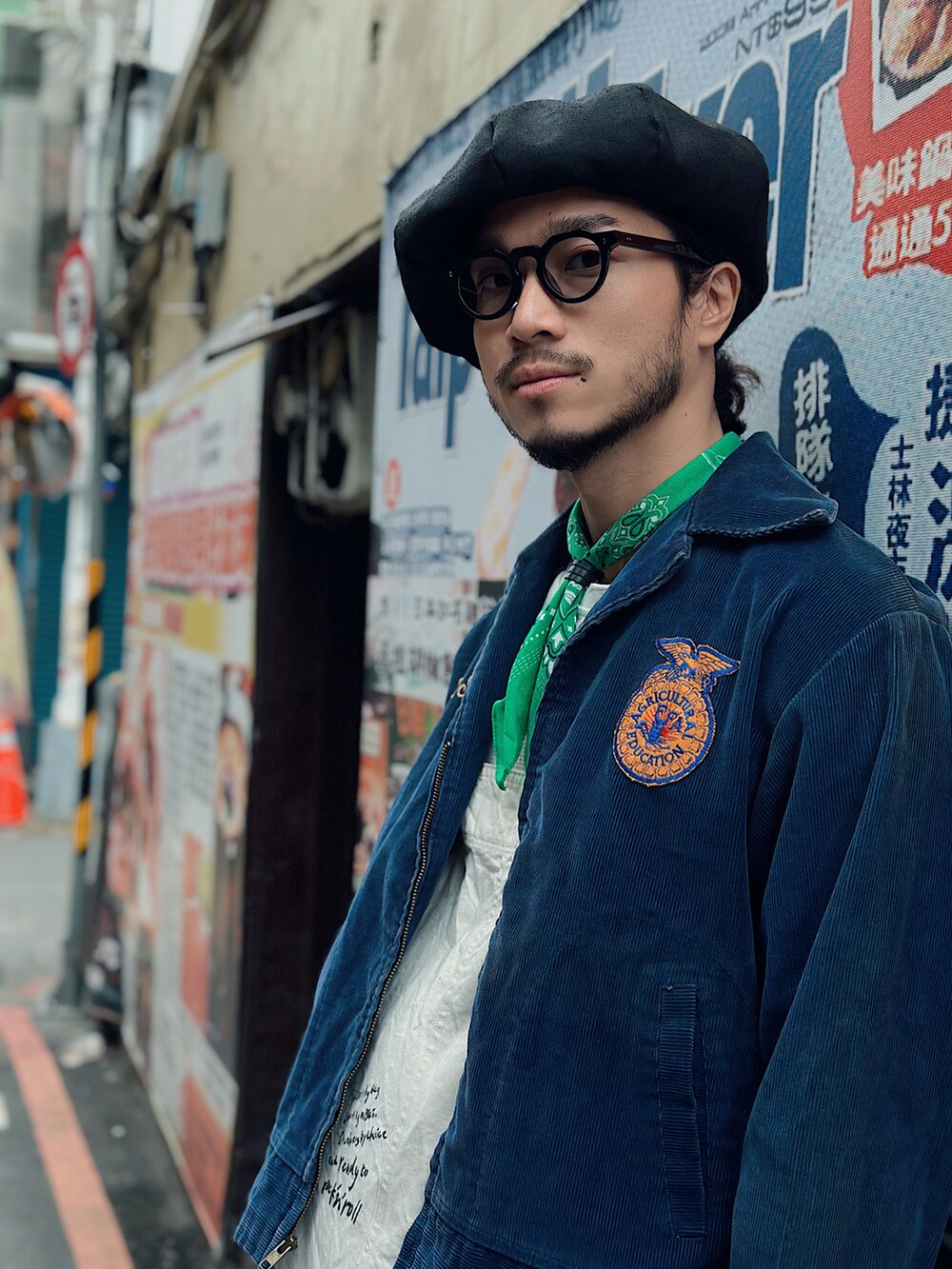 グリーン系のトートバッグ、ブラック系のハンチング/ベレー帽を着用したメンズの冬コーディネートの2枚目の写真