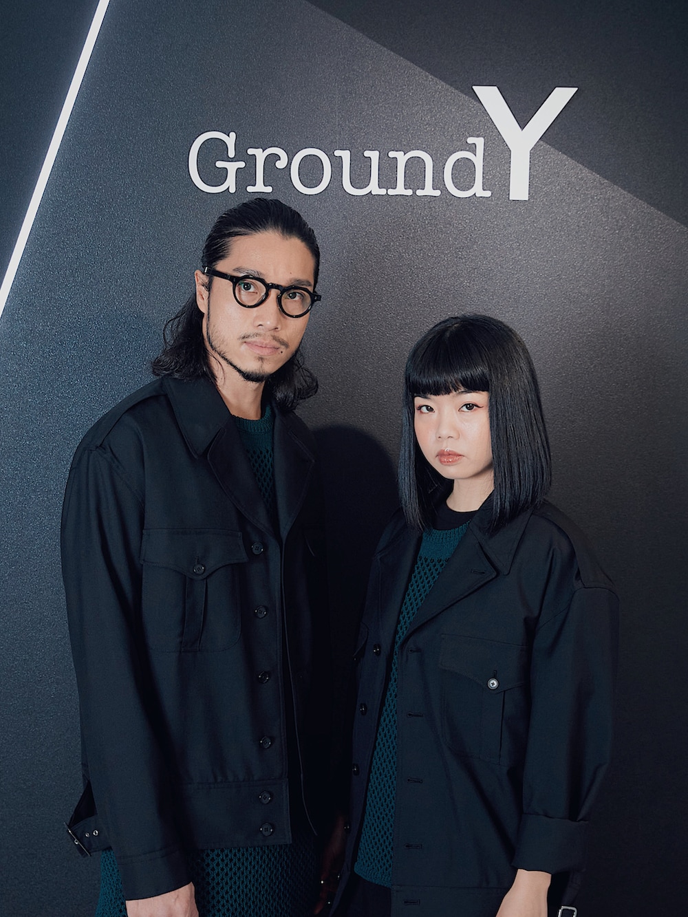 ブラック系のジャケット/アウター、ブラック系のその他パンツを着用したメンズの冬コーディネートの2枚目の写真