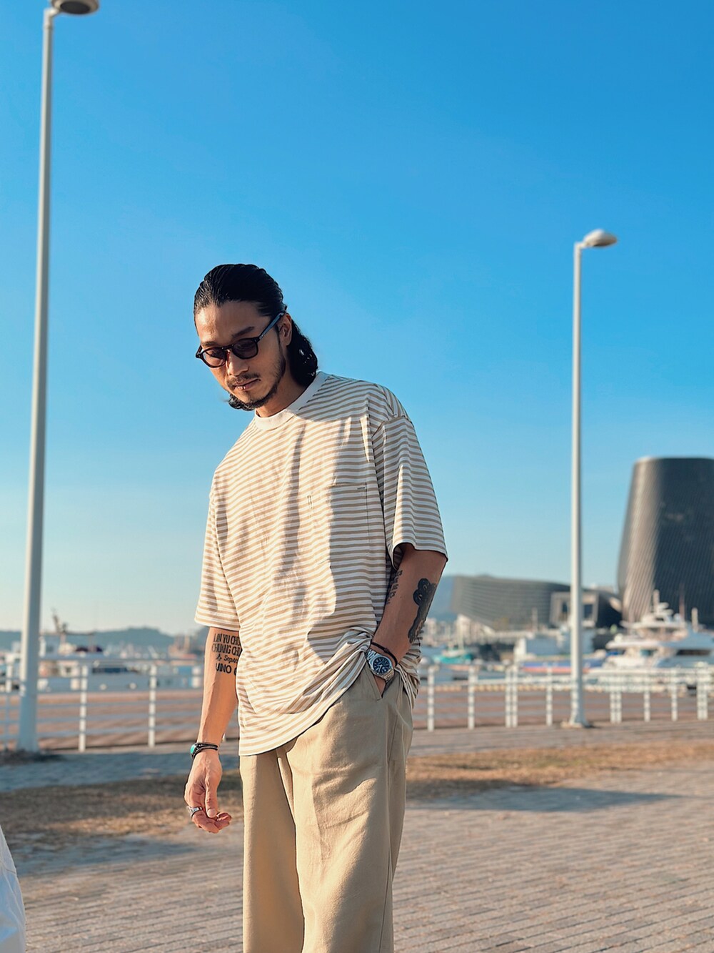 ブルー系のブーツ、グリーン系のトートバッグを着用したメンズの冬コーディネートの4枚目の写真