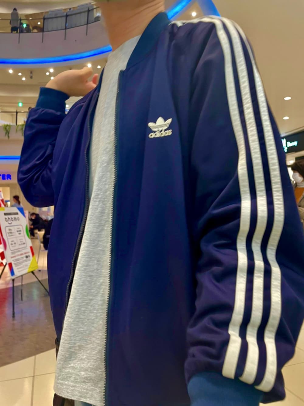 ブルー系のその他アウター、その他のデニムパンツ、ホワイト系のスリッポンを着用したメンズの冬コーディネートの2枚目の写真