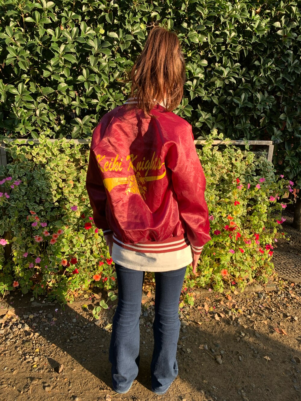 ブラック系のTシャツ/カットソー、ブラック系のその他パンツ、ホワイト系のスニーカーを着用したメンズの冬コーディネートの2枚目の写真