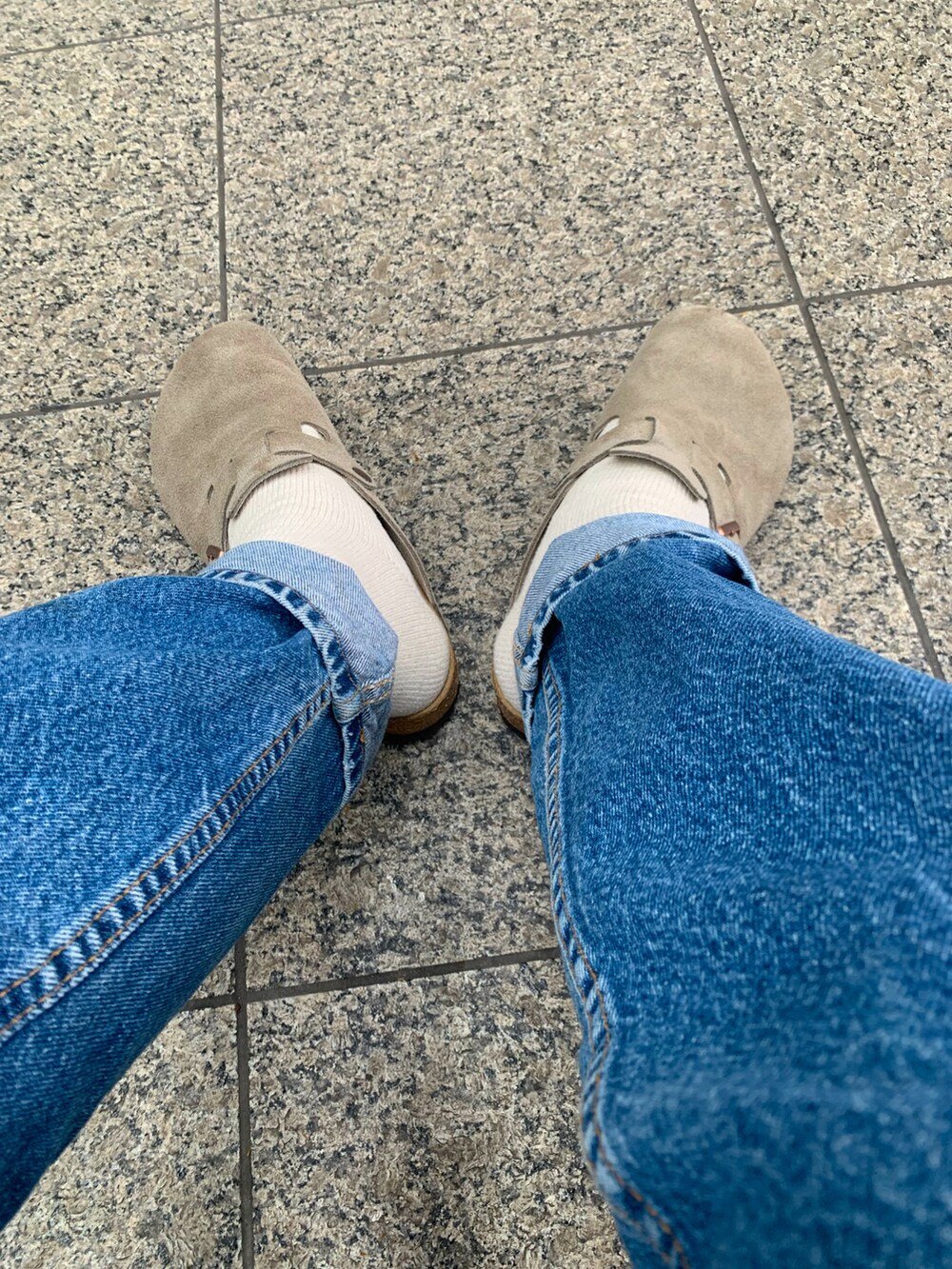 ホワイト系のTシャツ/カットソー、その他のデニムパンツ、ベージュ系のサンダルを着用したメンズの夏コーディネートの3枚目の写真