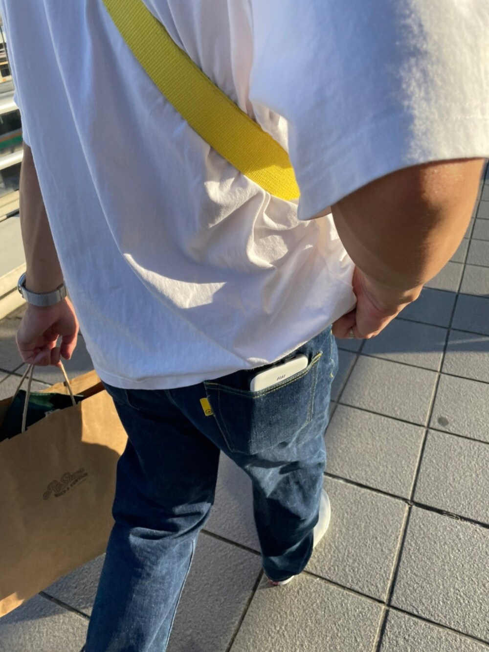 その他のデニムパンツ、ホワイト系のTシャツ/カットソー、ホワイト系のスリッポンを着用したメンズの秋コーディネートの2枚目の写真