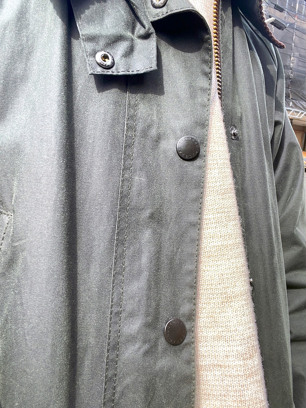 グリーン系のブルゾン、ブルー系のデニムパンツを着用したメンズの春コーディネートの3枚目の写真