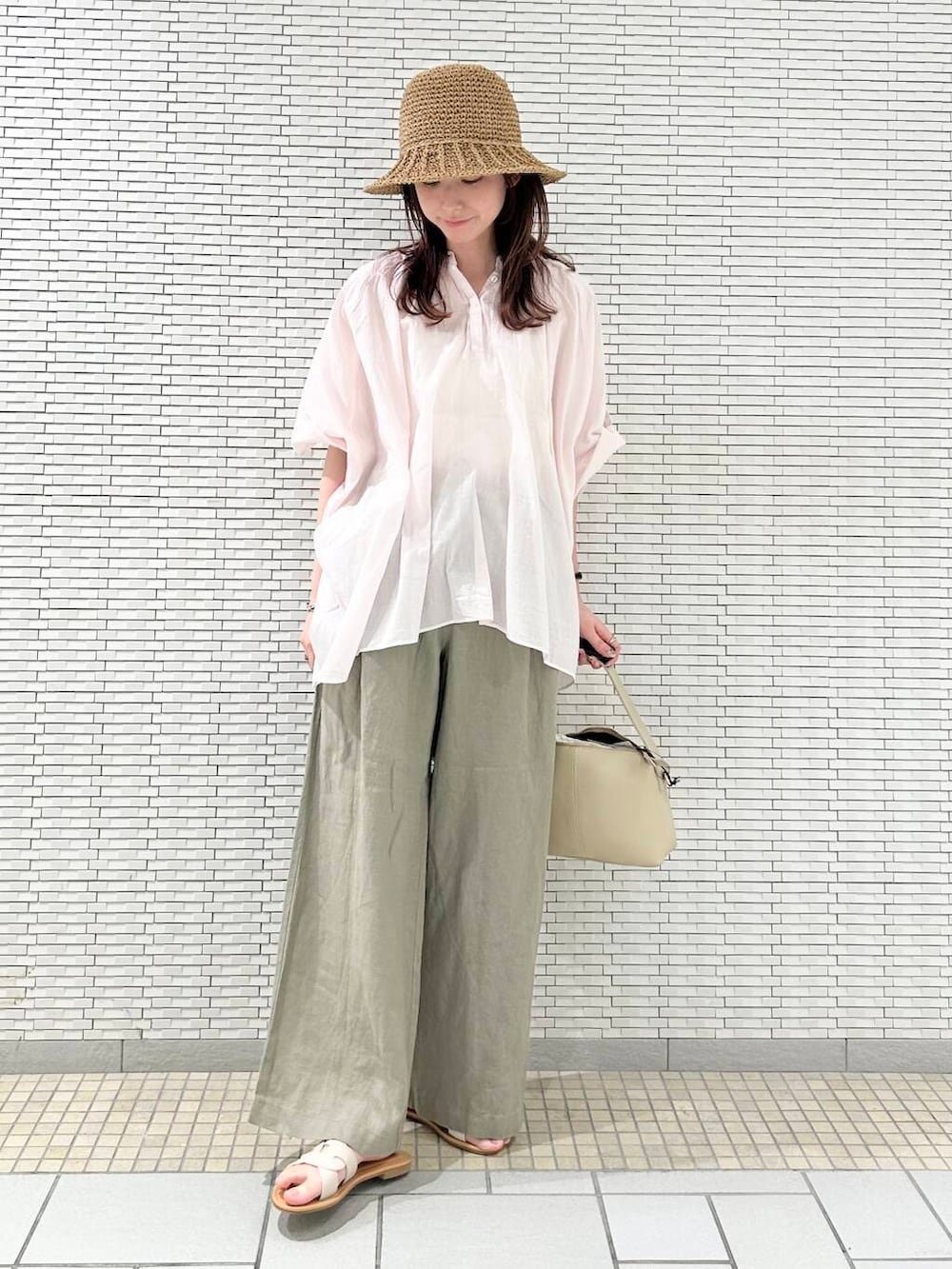 「urbanresearchdoors、イージーパンツ、ミニバッグ、サンダル、ブラウス、アーバンリサーチドアーズ、リネン、リネンパンツ、doors、20代、ブルベ夏、骨格ウェーブ、ウェーブ×ブルベ夏」｜「URBAN RESEARCH DOORSのカッティングサンダル（サンダル、ホワイト系）」を使った、R i oさん（レディース・160cm）の春コーディネートの2枚目の写真