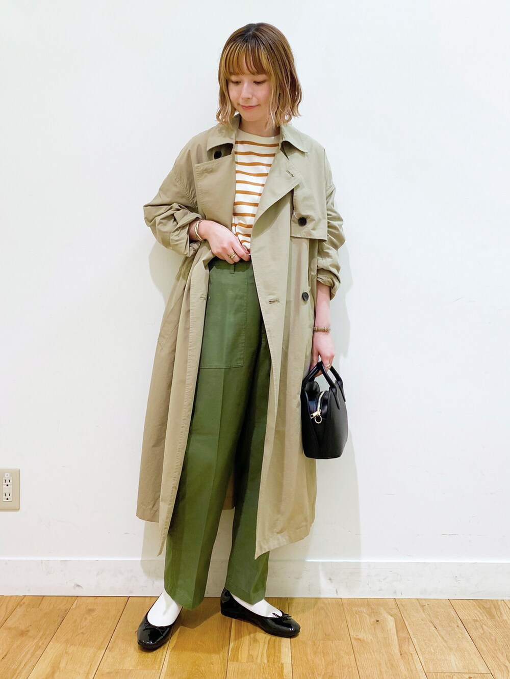 ベージュ系のその他アウター、オレンジ系のTシャツ/カットソー、グリーン系のその他パンツを着用したレディースの秋コーディネートの2枚目の写真