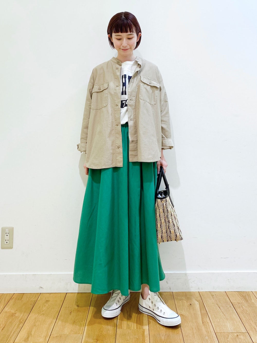 ホワイト系のTシャツ/カットソー、ベージュ系のシャツ/ブラウス、グリーン系のスカートを着用したレディースの春コーディネートの2枚目の写真