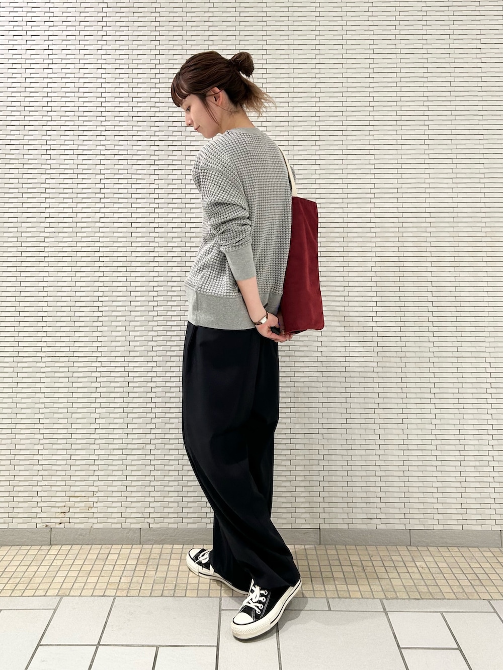 ブルー系のその他パンツ、グレー系のカーディガン/ボレロ、レッド系のトートバッグを着用したレディースの秋コーディネートの5枚目の写真