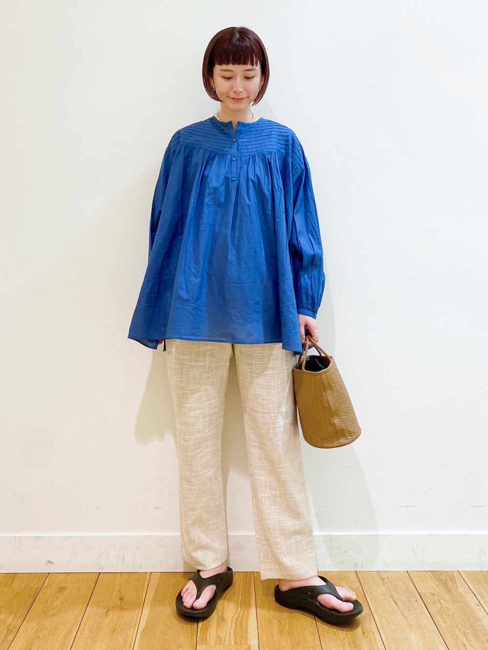 ブルー系のシャツ/ブラウス、イエロー系のハンドバッグ、ホワイト系のその他パンツを着用したレディースの春コーディネートの2枚目の写真