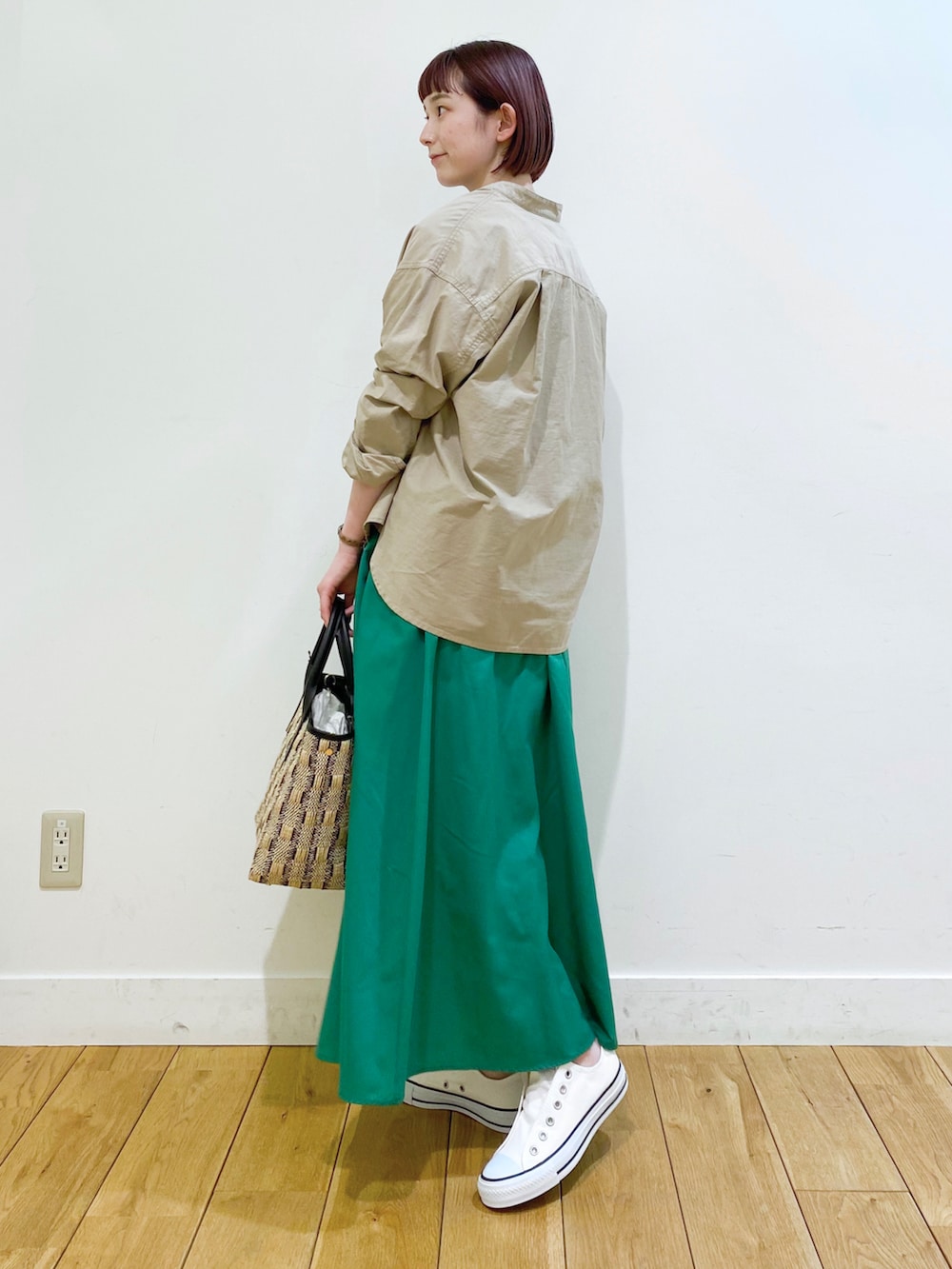 ホワイト系のTシャツ/カットソー、ベージュ系のシャツ/ブラウス、グリーン系のスカートを着用したレディースの春コーディネートの3枚目の写真