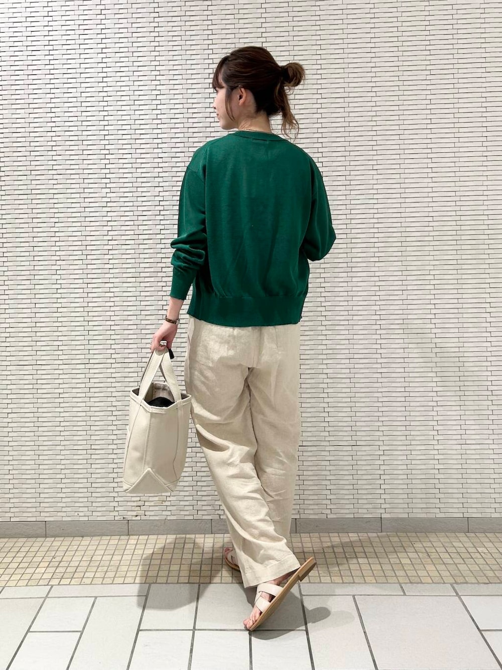 ホワイト系のサンダル、グレー系のタンクトップ、グリーン系のカーディガン/ボレロを着用したレディースの夏コーディネートの4枚目の写真