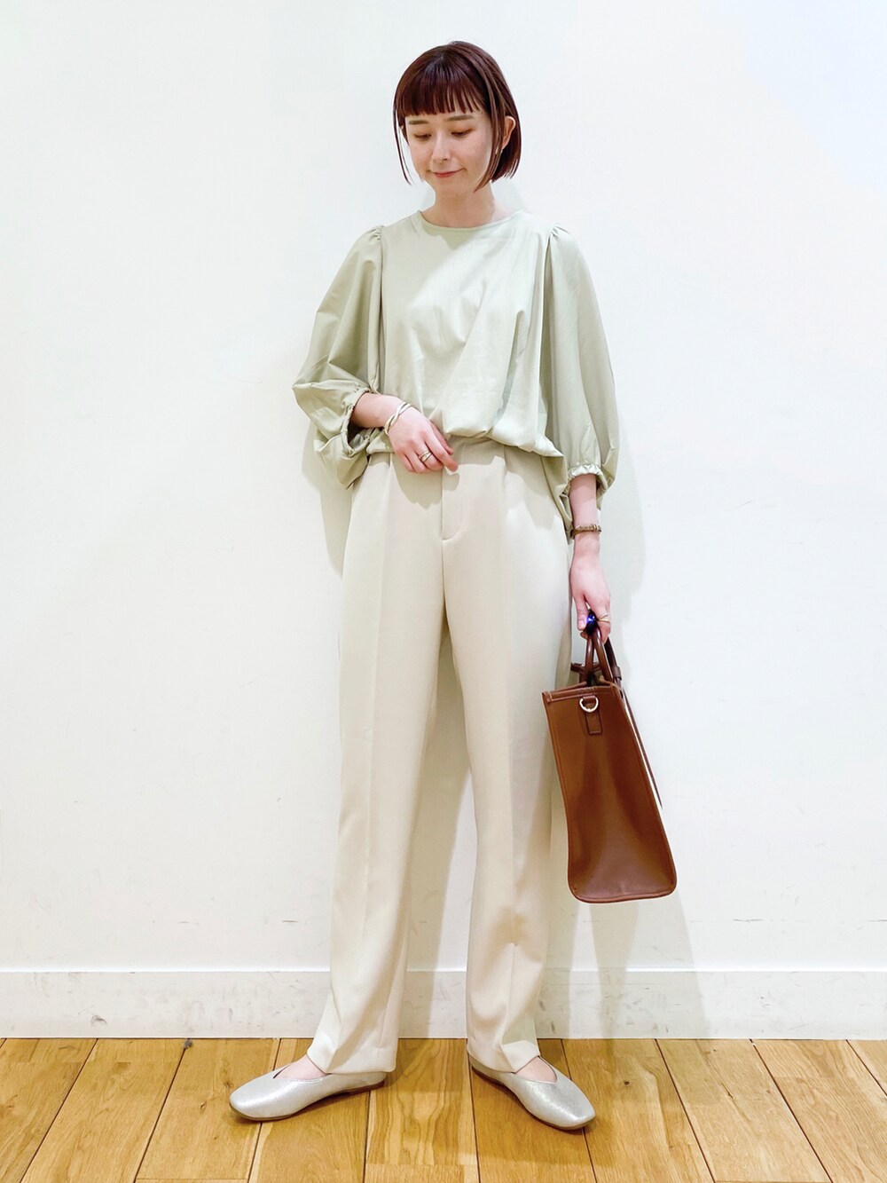 グリーン系のTシャツ/カットソー、ホワイト系のその他パンツ、シルバー系のパンプスを着用したレディースの春コーディネートの2枚目の写真