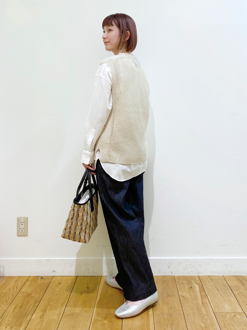 ベージュ系のベスト、ホワイト系のシャツ/ブラウス、シルバー系のパンプスを着用したレディースの春コーディネートの3枚目の写真