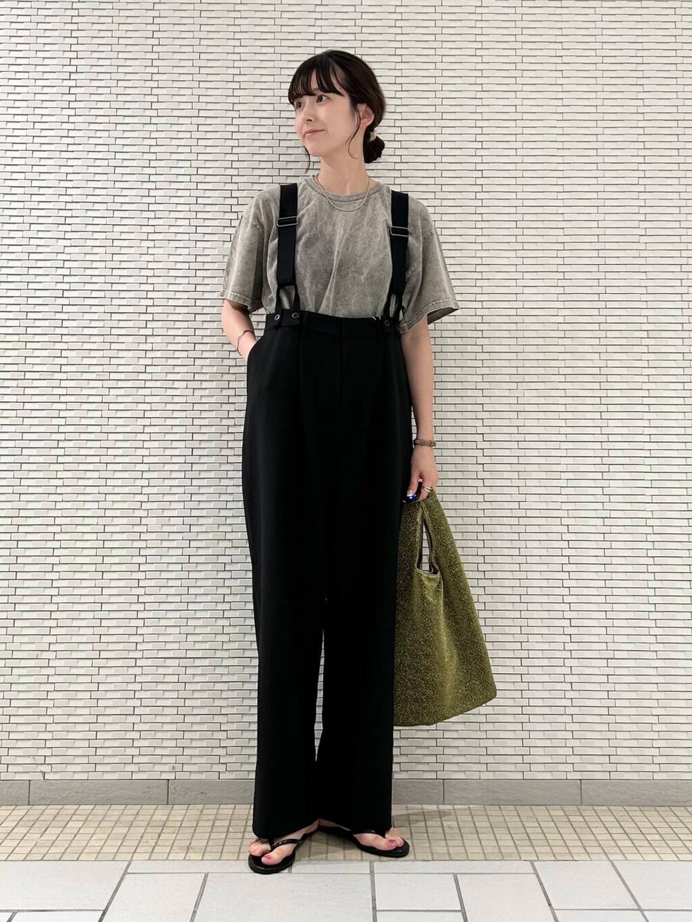 ブラック系のサンダル、ブラック系のその他パンツ、グレー系のTシャツ/カットソーを着用したレディースの夏コーディネートの2枚目の写真