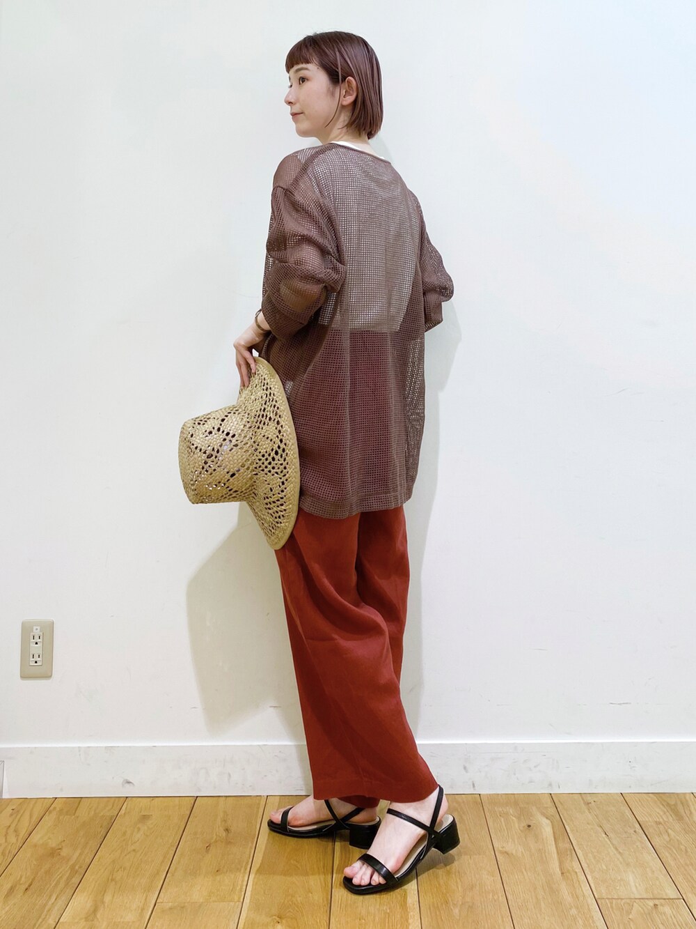 ホワイト系のTシャツ/カットソー、ブラウン系のカーディガン/ボレロ、ブラック系のサンダルを着用したレディースの春コーディネートの3枚目の写真