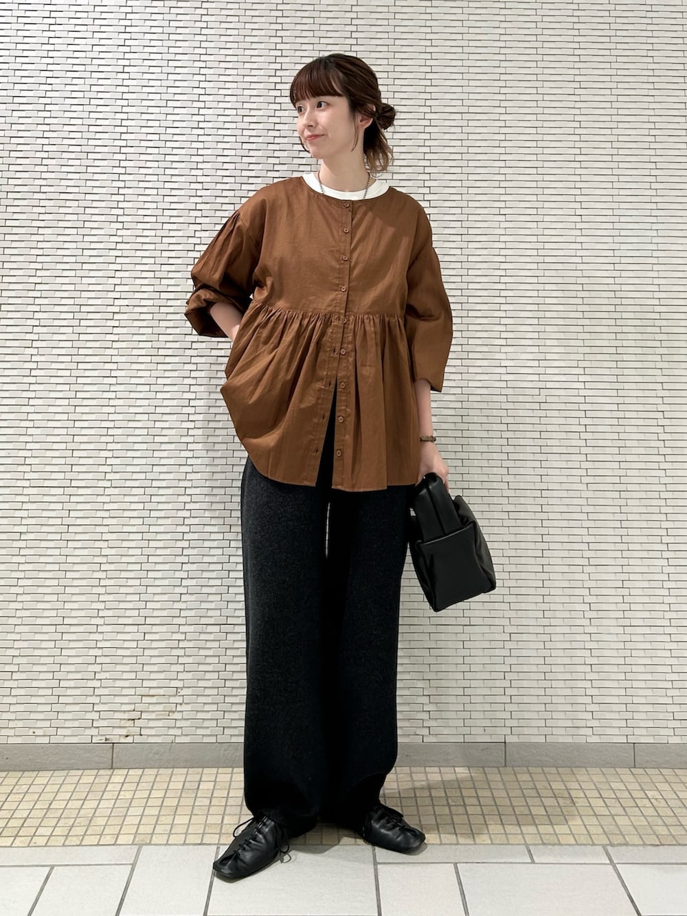 グレー系のその他パンツ、ブラック系のハンドバッグ、ブラウン系のシャツ/ブラウスを着用したレディースの秋コーディネートの2枚目の写真