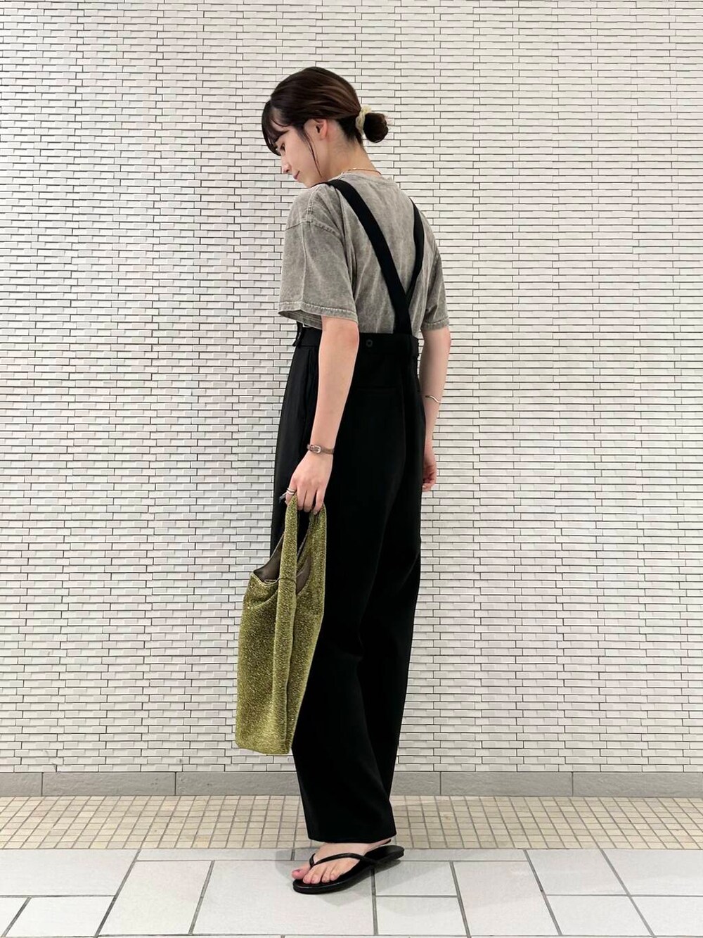 ブラック系のサンダル、ブラック系のその他パンツ、グレー系のTシャツ/カットソーを着用したレディースの夏コーディネートの4枚目の写真