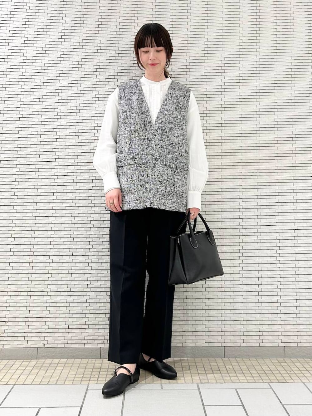 「ベスト、urbanresearchdoors、パンプス、ブラウス、ツイード、トラウザーパンツ、春コーデ、卒業式、セレモニースタイル、アーバンリサーチドアーズ、doors、20代、モノトーンコーデ、ブルベ夏、卒園式」|「URBAN RESEARCH DOORSのMARCO BIANCHINI 2WAYハンドルショルダーバッグ(ショルダーバッグ、ブラック系)」を使った、R i oさん(レディース・160cm)の冬コーディネートの3枚目の写真