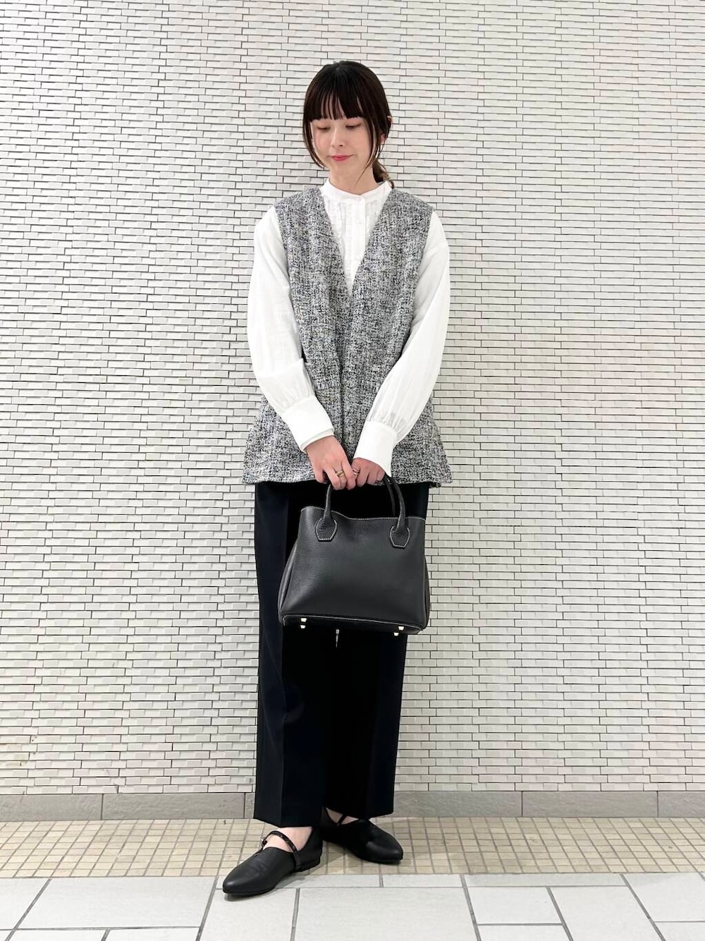 「ベスト、urbanresearchdoors、パンプス、ブラウス、ツイード、トラウザーパンツ、春コーデ、卒業式、セレモニースタイル、アーバンリサーチドアーズ、doors、20代、モノトーンコーデ、ブルベ夏、卒園式」|「URBAN RESEARCH DOORSのMARCO BIANCHINI 2WAYハンドルショルダーバッグ(ショルダーバッグ、ブラック系)」を使った、R i oさん(レディース・160cm)の冬コーディネートの2枚目の写真